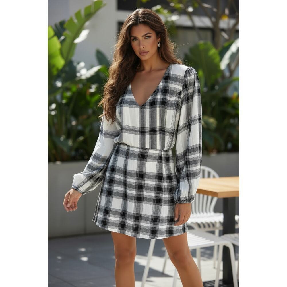 NWT American Eagle Plaid Romper Shorts Black White Long Sleeve Size Medium